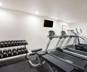 Photo 4 - Super 8 by Wyndham Colby