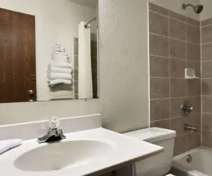 Photo 3 - Super 8 by Wyndham Peru Starved Rock State Park