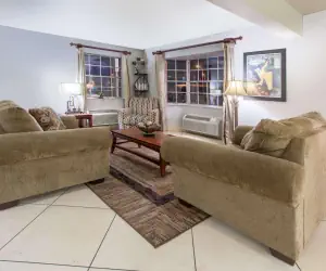 Photo 2 - Super 8 by Wyndham West Monroe