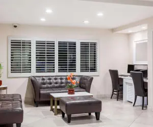 Photo 3 - Days Inn by Wyndham San Diego Hotel Circle