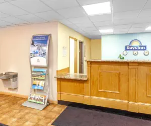 Photo 3 - Days Inn by Wyndham Portage