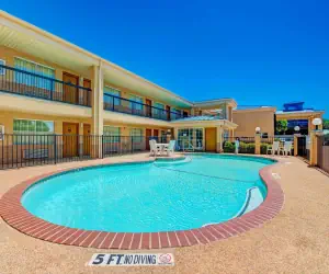 Photo 3 - Super 8 by Wyndham Richardson Dallas