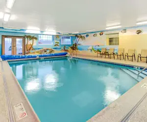 Photo 4 - Super 8 by Wyndham Gurnee