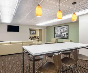 Photo 4 - Super 8 by Wyndham Asheville Airport