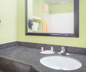 Photo 2 - Days Inn & Suites by Wyndham Swainsboro