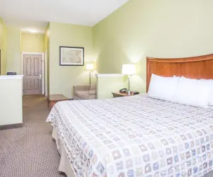 Photo 4 - Days Inn & Suites by Wyndham Swainsboro