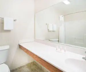 Photo 5 - Howard Johnson by Wyndham Oacoma Hotel & Suites