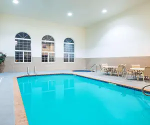 Photo 3 - Howard Johnson by Wyndham Oacoma Hotel & Suites