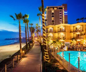 Photo 5 - Pacific Terrace Hotel