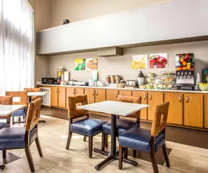 Photo 3 - Quality Inn at the Park