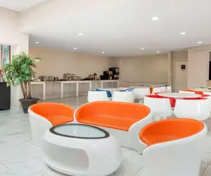 Photo 3 - Clarion Inn & Suites Kissimmee-Lake Buena Vista South