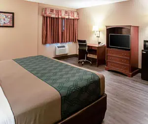 Photo 2 - Econo Lodge On the Bay