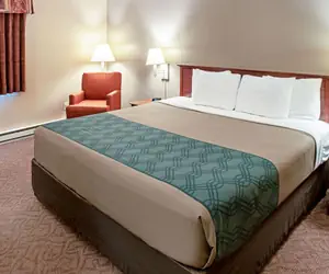 Photo 3 - Econo Lodge On the Bay