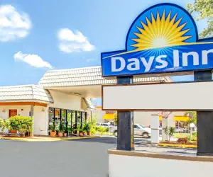 Photo 2 - Days Inn by Wyndham St. Petersburg Central