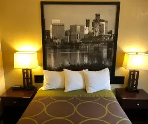 Photo 2 - Super 8 by Wyndham Woodburn