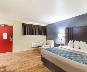 Photo 5 - Econo Lodge Inn & Suites I-35 at Shawnee Mission