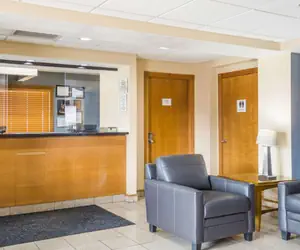 Photo 2 - Econo Lodge Inn & Suites I-35 at Shawnee Mission