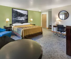 Photo 3 - Super 8 by Wyndham Uniontown PA