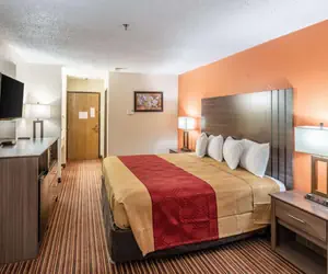 Photo 4 - Econo Lodge Inn & Suites