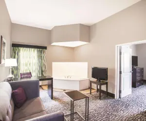 Photo 3 - La Quinta by Wyndham Baton Rouge Denham Springs
