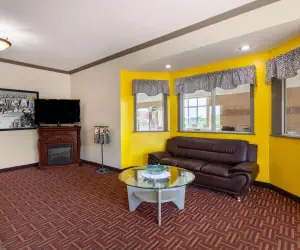 Photo 2 - Super 8 by Wyndham Big Rapids