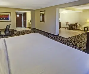 Photo 3 - Murfreesboro Central Hotel