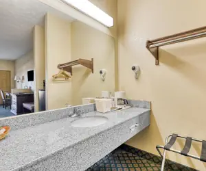 Photo 2 - OYO Hotel Grenada West