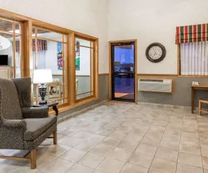 Photo 4 - Super 8 by Wyndham Ottawa Starved Rock