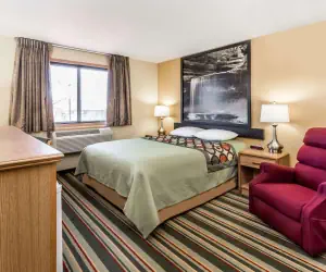 Photo 2 - Super 8 by Wyndham Ottawa Starved Rock