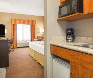 Photo 2 - Holiday Inn Express & Suites - Muncie, an IHG Hotel