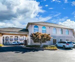 Photo 4 - Econo Lodge Inn & Suites