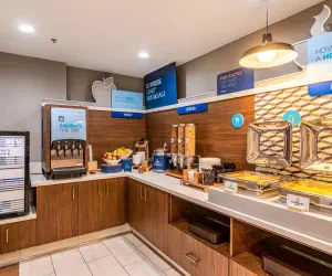 Photo 5 - Holiday Inn Express & Suites Camarillo, an IHG Hotel