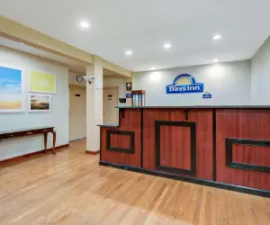 Photo 2 - Days Inn by Wyndham Fairmont