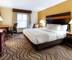 Photo 2 - La Quinta Inn by Wyndham Sandusky near Cedar Point