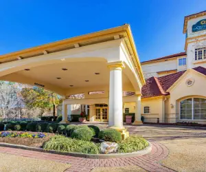 Photo 2 - La Quinta by Wyndham Raleigh Cary