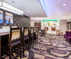 Photo 5 - La Quinta Inn and Suites by Wyndham Elkhart