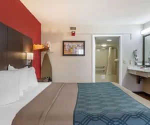 Photo 5 - Econo Lodge North