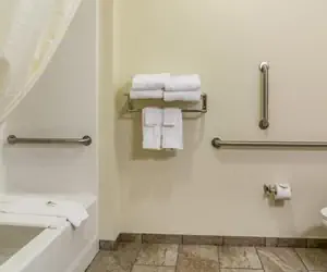 Photo 2 - Cobblestone Hotel & Suites - Newport