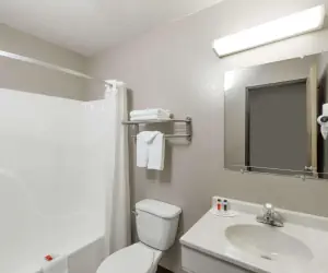 Photo 4 - Super 8 by Wyndham Hays KS