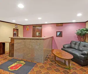 Photo 2 - Super 8 by Wyndham Shawnee