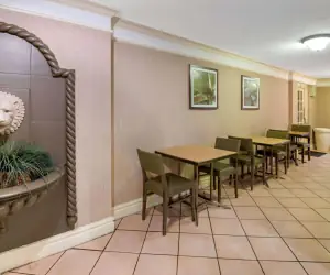 Photo 5 - La Quinta Inn by Wyndham San Antonio Market Square