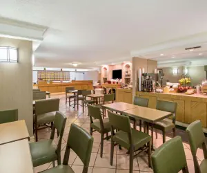 Photo 4 - La Quinta Inn by Wyndham San Antonio Market Square