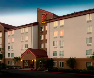 Photo 2 - Red Roof PLUS Long Island - Garden City