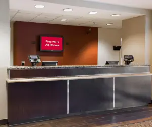 Photo 4 - Red Roof PLUS Long Island - Garden City