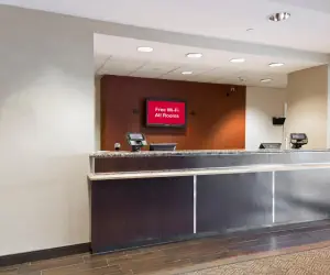 Photo 5 - Red Roof PLUS Long Island - Garden City