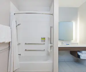 Photo 2 - Holiday Inn Express & Suites - Moses Lake, an IHG Hotel