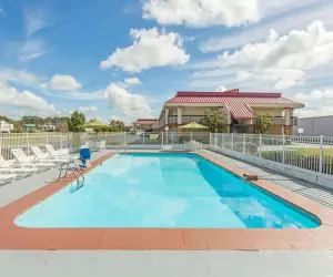 Photo 3 - Super 8 by Wyndham Tifton