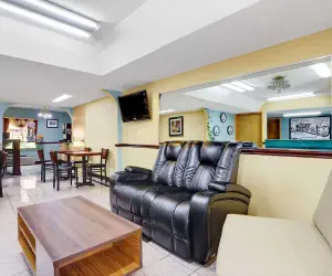 Photo 2 - Super 8 by Wyndham Forest Park