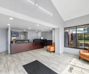 Photo 2 - Super 8 by Wyndham Portsmouth - Norfolk