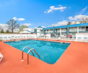 Photo 3 - Super 8 by Wyndham Portsmouth - Norfolk